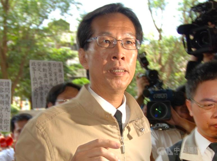 ▲前新光醫院副院長黃芳彥（中）在美身亡，加州橘郡警察局法醫辦公室28日發布驗屍報告，說明死者在自家車內，身上有自己造成的槍傷。圖為2006年檢調偵辦太百經營權及SOGO禮券案傳喚黃芳彥。（圖/中央社檔案照片）