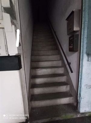▲女外送員發出送餐公寓大樓的樓梯，看起來非常陰森。（圖／翻攝外送員的奇聞怪事）