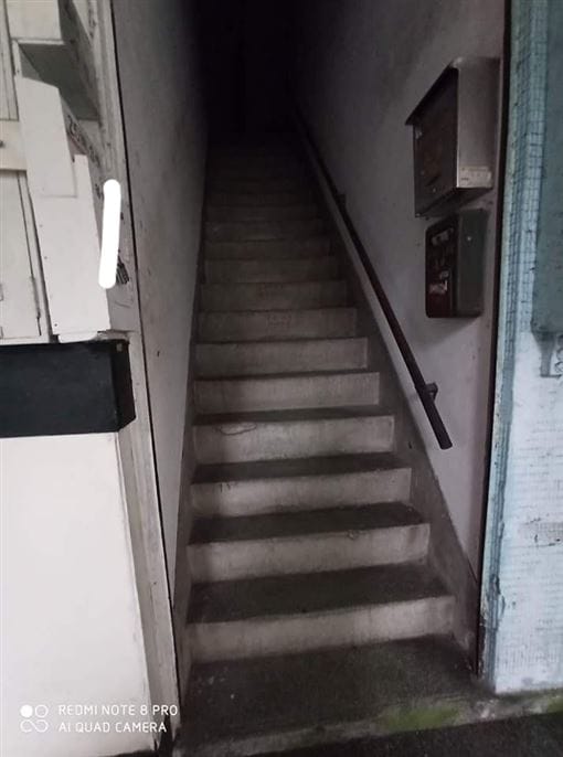 ▲女外送員發出送餐公寓大樓的樓梯,看起來非常陰森。(圖/翻攝外送員的奇聞怪事)