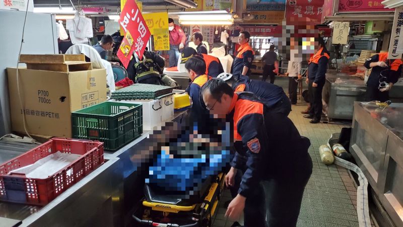 ▲高雄三民市場傳出有民眾沼氣中毒,消防隊現場救出三人。(圖/翻攝畫面)