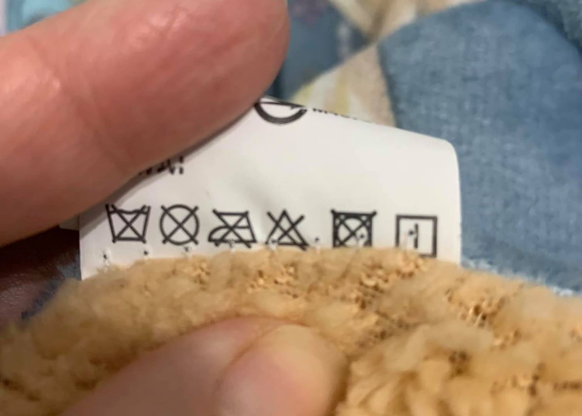 ▲有網友指出，本想清洗家中的冬被，但上頭的洗滌符號卻讓他霧煞煞。（圖／翻攝爆系知識家臉書）