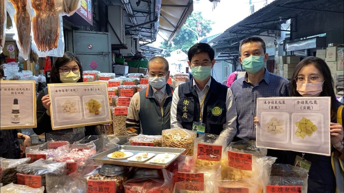 ▲高雄市衛生局到三鳳中街示範過氧化氫皂黃快篩試劑、皂黃試劑檢測（圖／高雄市衛生局提供）