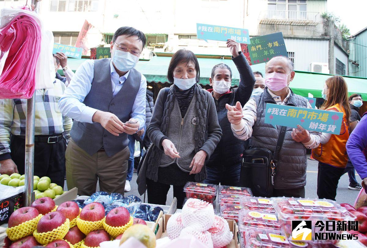 ▲南門市場因為確診足跡因素人潮大幅滑落，最近為了挽救攤商商機推出了「我在南門市場辦年貨」活動，前立委黃適卓今天也帶著媽媽來市場買菜。（圖／記者李春台攝, 2012.01.28）