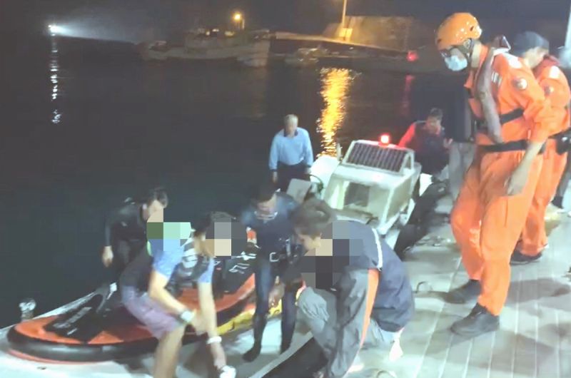 ▲小琉球SUP立槳活動失蹤5人，於晚間6時13分由琉球海域救難協會在小琉球外海1浬處發現全數救回。（圖／海巡第五岸巡隊提供,