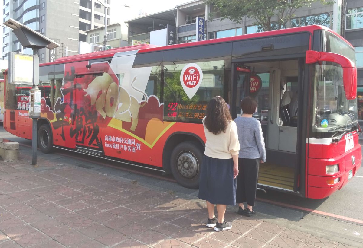 ▲高雄市交通局推出具濃厚春節氣氛主題的年貨公車。(圖／記者黃守作攝，2021.01.29)