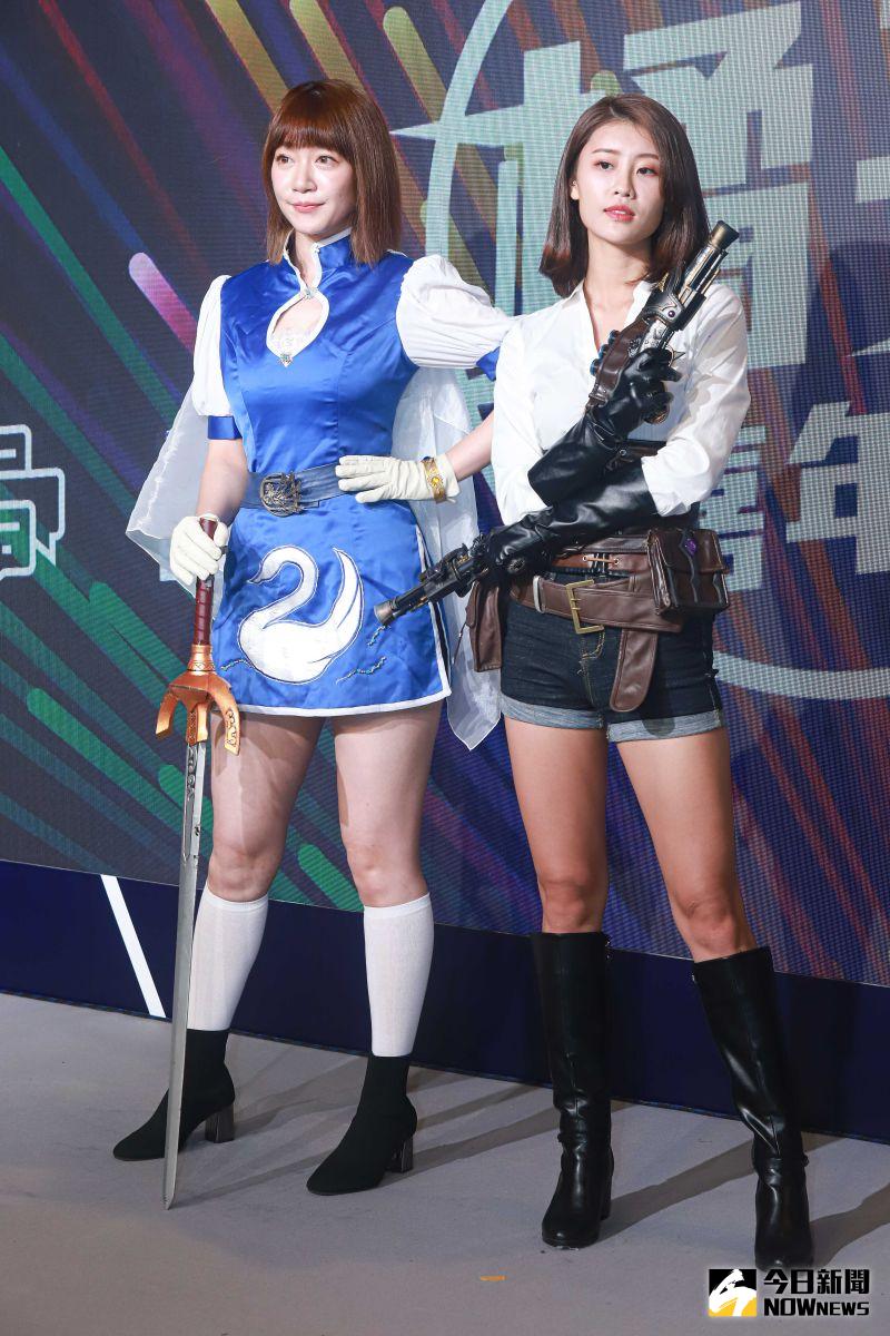 ▲泱泱(左)、林真亦(右)分別cosplay成天堂M裡的角色出席橘子嘉年華開展記者會。(圖/記者葉政勳攝