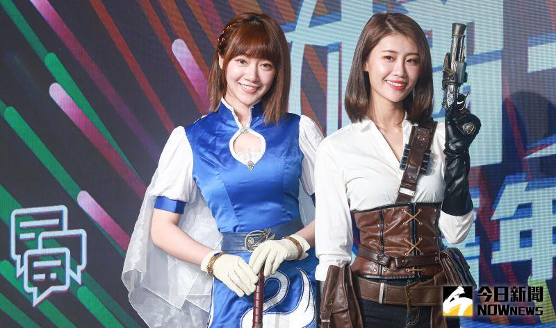 ▲泱泱(左)、林真亦(右)分別cosplay成天堂M裡的角色出席橘子嘉年華開展記者會。(圖/記者葉政勳攝