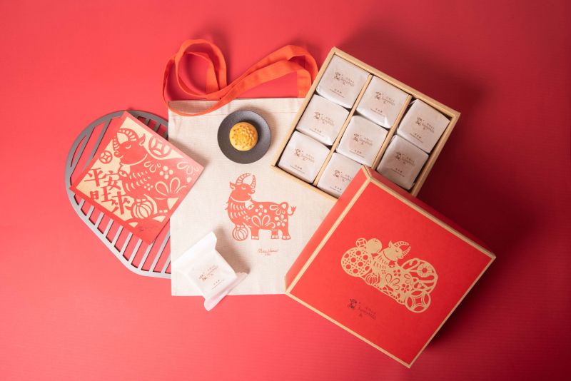 ▲甜點名品微熱山丘推限定款「新年旺來禮盒」,隨盒附贈新春小斗方,傳遞旺來豐收祝福。(圖/業者提供)
