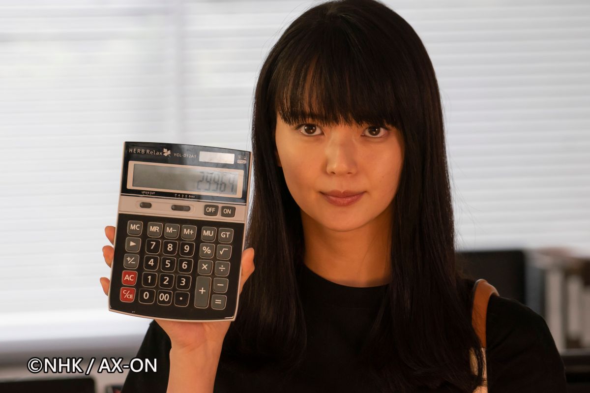 ▲多部未華子劇中飾演會計部員工。（圖／WAKUWAKU JAPAN）