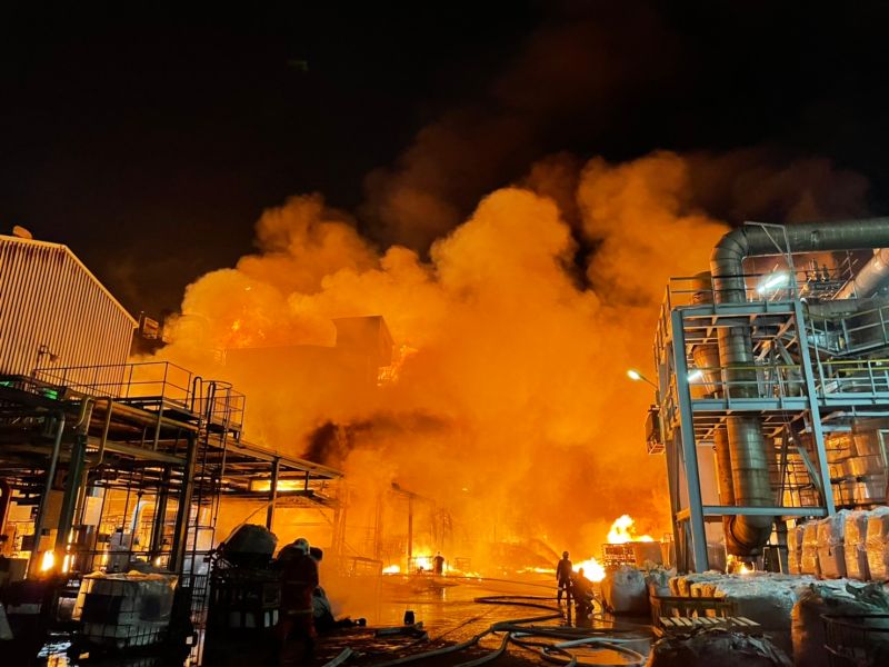 ▲林園工業區聯成石油化學公司晚間發生大火。（圖／翻攝畫面）