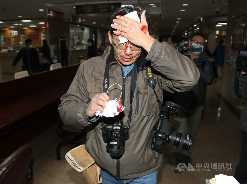 ▲民進黨籍立委蘇震清被控收受前太流公司董事長李恆隆賄款遭訴，自109年8月間被羈押禁見至今。台北地方法院29日開庭，裁定蘇震清新台幣1000萬元交保。蘇震清離開地院時，現場一度發生推擠，造成一名媒體記者受傷，鮮血直流。中央社記者張新偉攝 110年1月29日