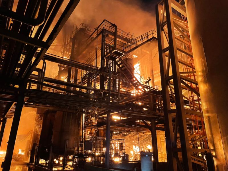 ▲林園工業區一間石油化學公司晚間發生大火。（圖／翻攝畫面）