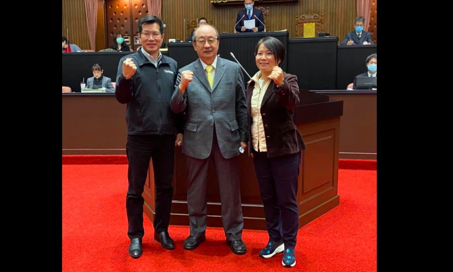 ▲立法院第10屆第3會期即將開議，民進黨立院黨團選出新幹部，柯建銘（中）續任總召，劉世芳（右）擔任幹事長，羅致政（左）擔任書記長。（圖／翻攝柯建銘臉書）