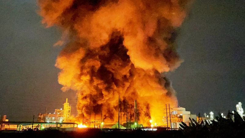 ▲聯成化科林園廠爆炸發生大火，燃燒面積約300平方公尺。（圖／記者郭凱杰翻攝）