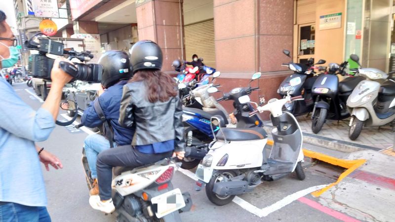 ▲說明會結束後,黃捷就坐上機車離開,繼續跑行程。(圖/記者鄭婷襄攝)