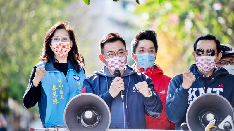 ▲國民黨30日在台北市草埔市場舉行「反萊豬」和「還我公投」兩項公投連署書募集活動，馬英九、江啟臣都到場開講。（圖／國民黨提供）