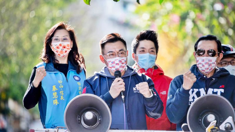 ▲國民黨30日在台北市草埔市場舉行「反萊豬」和「還我公投」兩項公投連署書募集活動,馬英九、江啟臣都到場開講。(圖/國民黨提供)