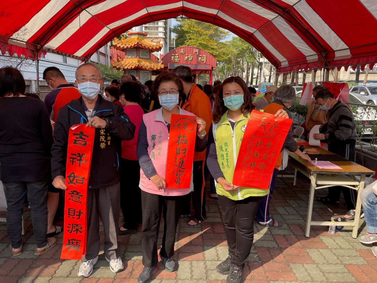 ▲台中市水噹噹關懷協會舉辦「寫春聯、送春聯」平安過好年活動，今年已邁入第12年(圖／柳榮俊攝2021.1.30)