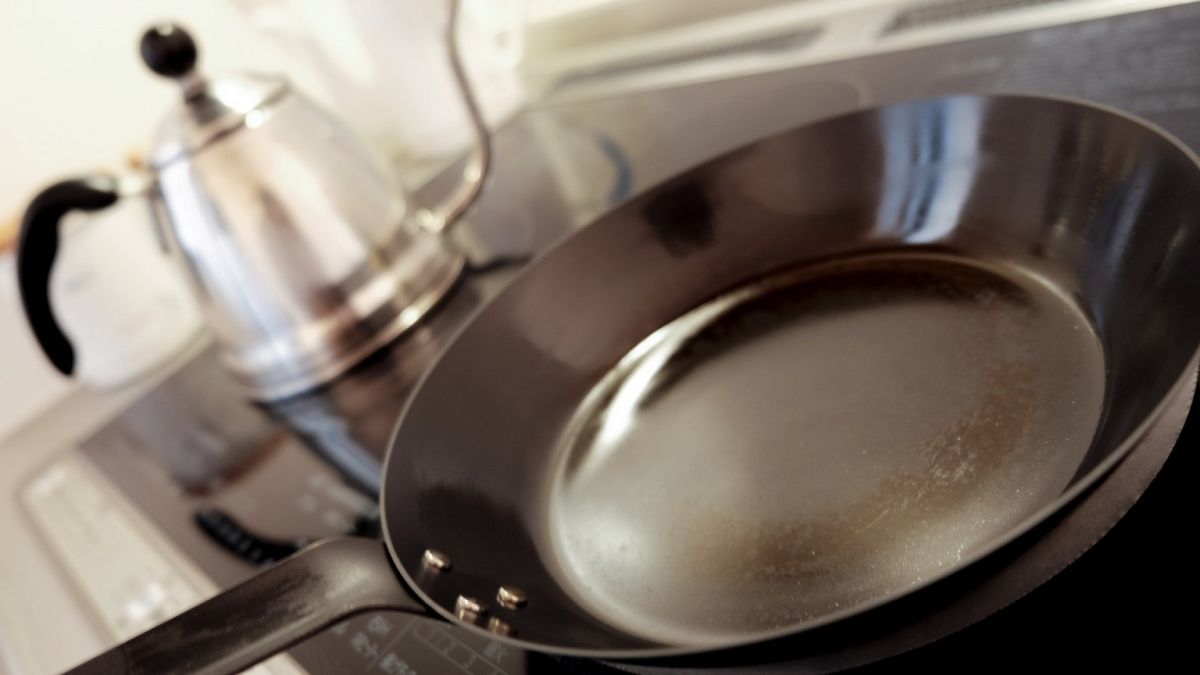 ▲近期就有網友無奈表示，自己使用完鐵鍋後，還會上油保養，沒想到過沒多久鐵鍋底部仍出現焦黑的痕跡。（示意圖／翻攝PhotoAC）