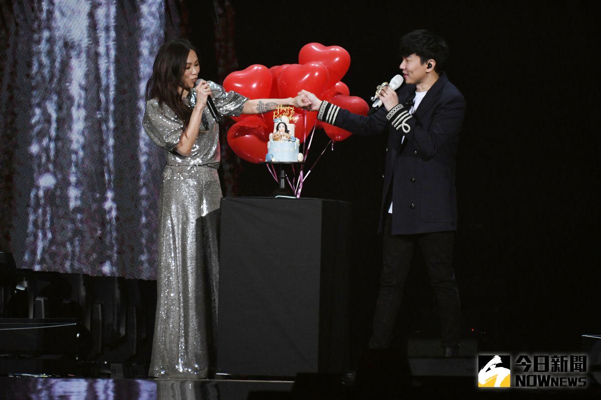 ▲林俊傑（右）在演唱會上，替蔡健雅補過生日。（圖／記者林調遜攝, 2021.01.30）