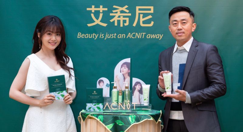 ▲憲兵上士退役的賈桂南,自創品牌跨足美妝業,邀金鐘女星楊小黎擔任代言人。(圖/賈桂南提供)