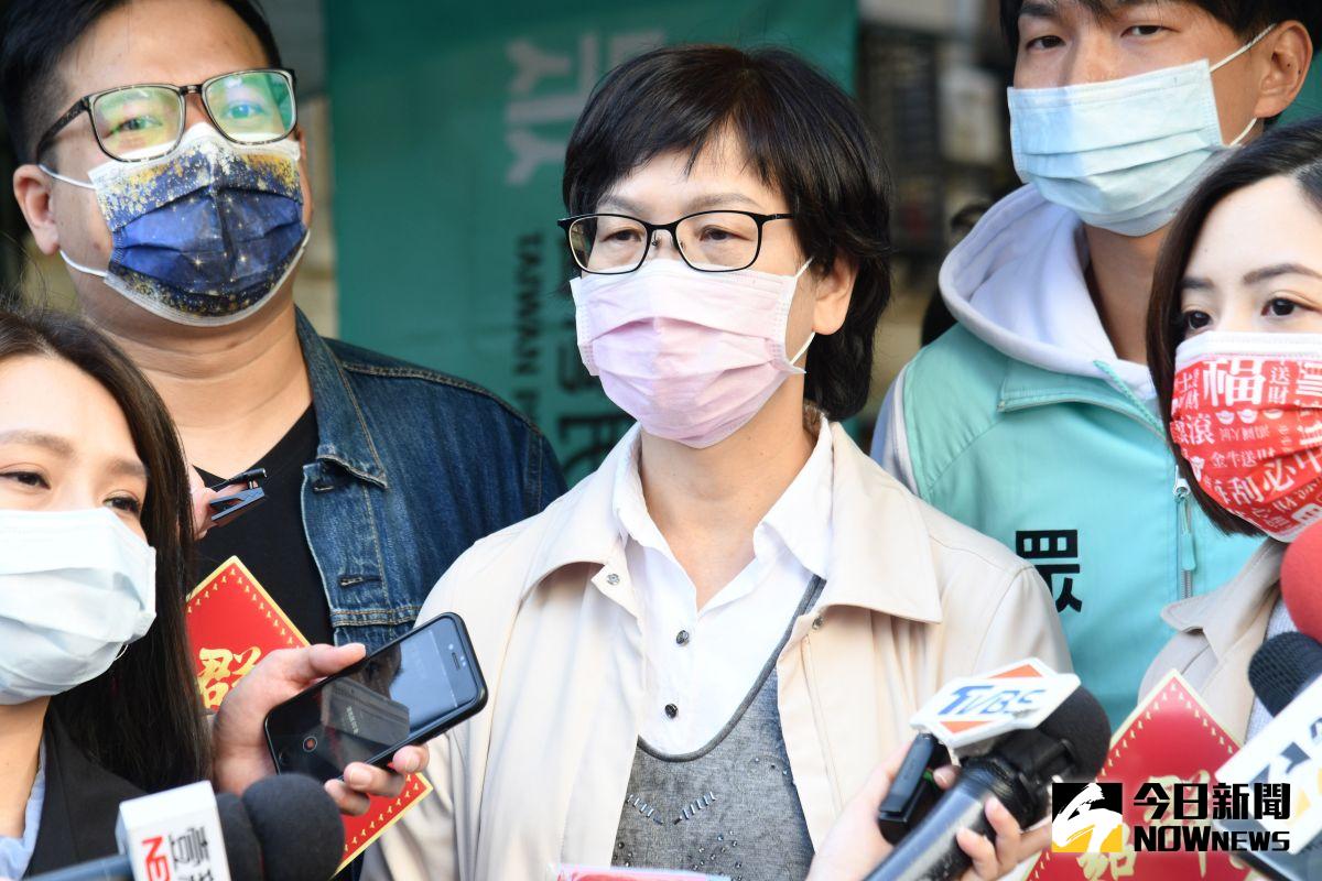 ▲民眾黨立委蔡壁如31日在接受媒體訪問時，針對身兼黨主席的台北市長柯文哲，臉書PO文要求藍綠不要再針對SARS打口水仗，卻遭網友批評一事，蔡壁如強調如果有什麼要檢討的我們就事後來檢討，現在是防疫第一。（圖／記者林柏年攝.2021.1.31）