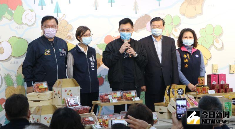 ▲國民黨主席江啟臣和立委們推銷小農市集上的農產品。(圖/記者鄭婷襄攝)