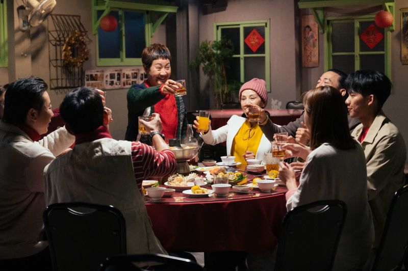 ▲農曆新年將至,《粉紅色時光》演員也應景在劇中圍爐。(圖