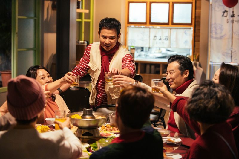 ▲王耿豪(中)拱吳念軒、方志友合唱。(圖