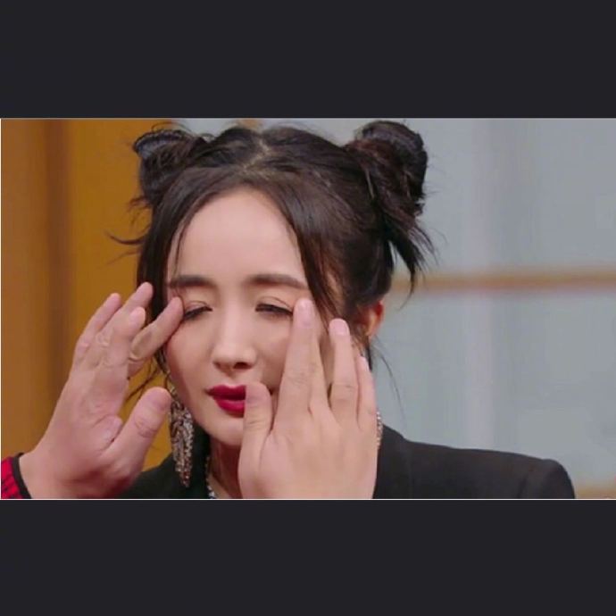 ▲楊冪打賭輸換上鬼臉大頭貼。(圖