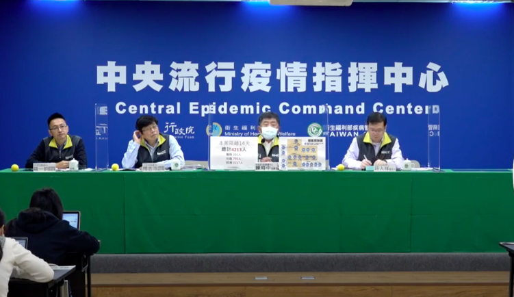 ▲中央流行疫情指揮中心今（31）日舉行臨時記者會，說明國內疫情、疫苗採購等情形。（圖／擷取自疾管署直播）