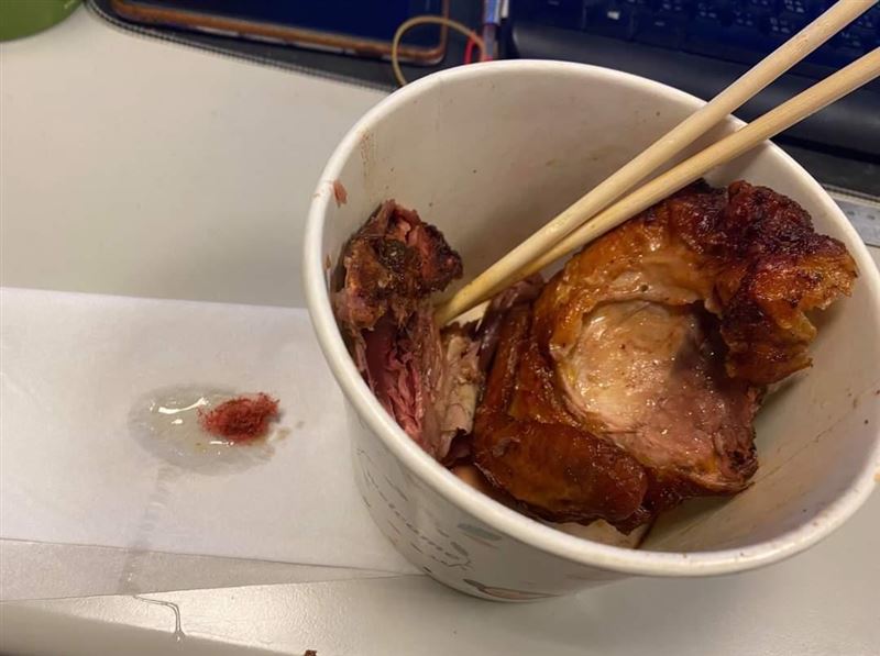 ▲有網友訂到臭酸餐點，外送員更暗示「有問題」。（圖／翻攝《爆怨公社》）