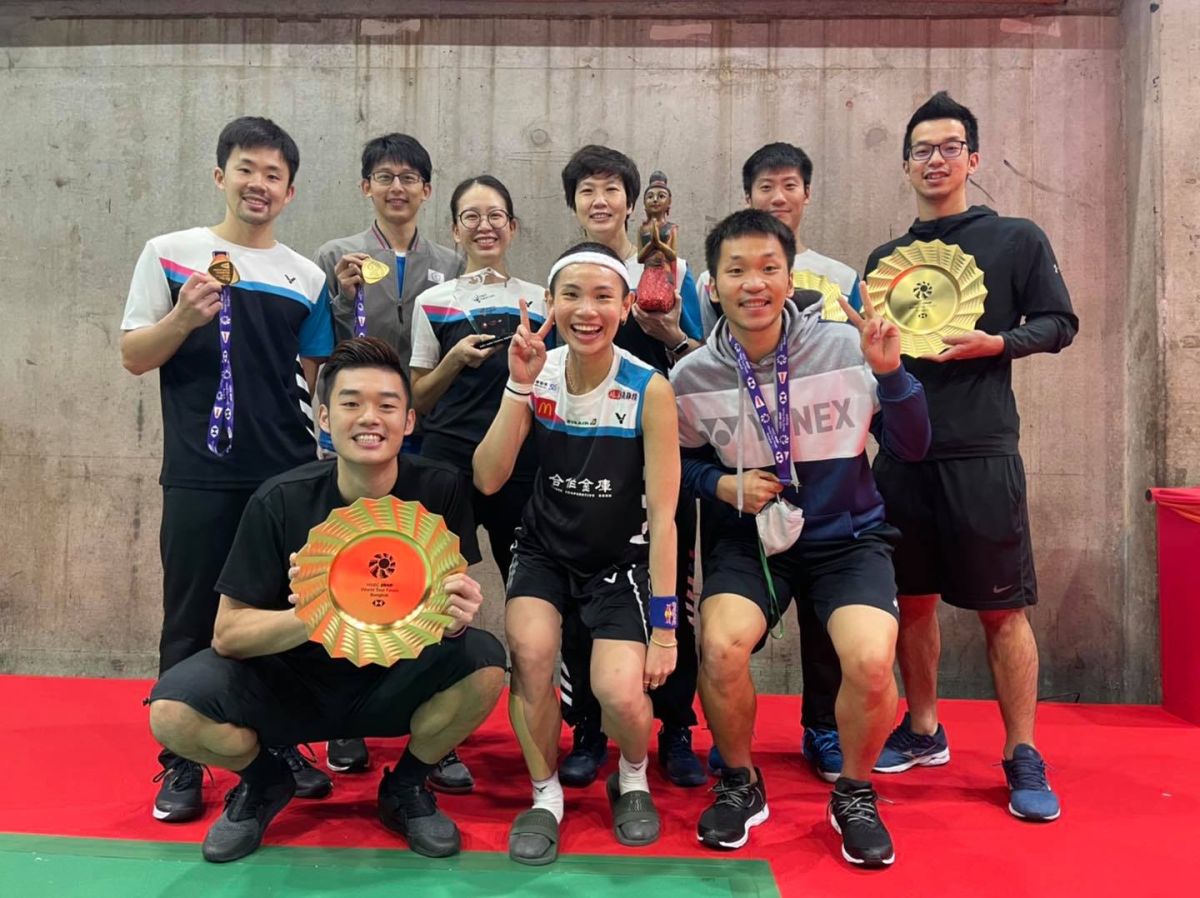 ▲戴資穎團隊和男雙「麟洋配」開心合照，兩組台將皆拿下年終賽冠軍頭銜。（圖／取自戴資穎粉絲專頁）