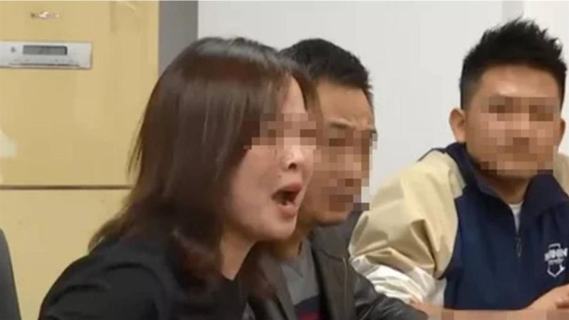 ▲洛洛母親在協調會上痛哭。(圖/翻攝微博)