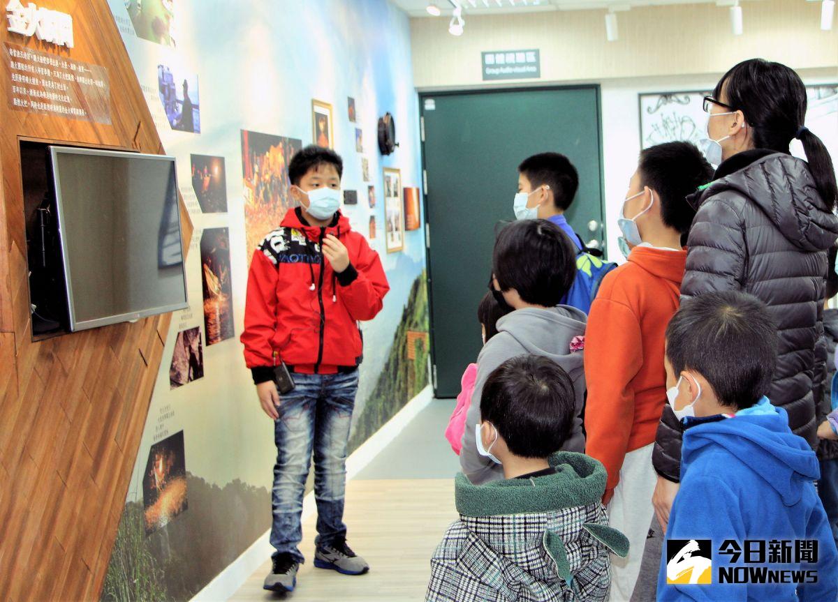 ▲金山國小六年級的許博軒化身為新北市立圖書館金山分館「磺火捕魚」在地知識學專區的小小導覽員，為造訪讀者介紹金山特色文化資產「蹦火仔」的古老捕魚技法。（圖／記者陳志仁攝）