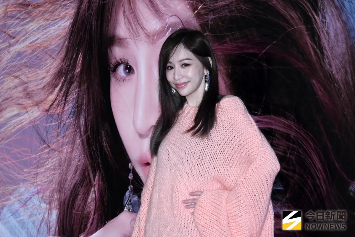 ▲43歲王心凌又穿制服跳〈愛你〉，粉絲驚嘆沒有一點尷尬感。（圖／NOWNEWS資料照）