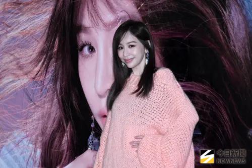 王心凌43歲了又穿制服跳〈愛你〉　粉絲一看吃驚：完全沒有尷尬感
