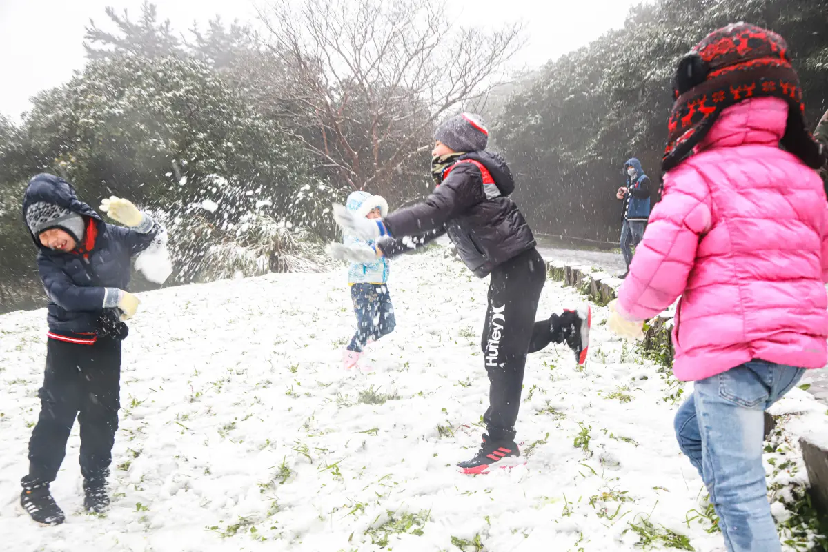 ▲2016年「霸王級寒流」曾創停班停課先例，勞動部解釋並無低溫假標準，蔣萬安、侯友宜雙雙表態。（資料照／NOWnews攝影中心）