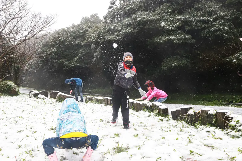 ▲十年前的今天、2016年1月24日，「霸王級寒流」來襲，台北最低溫只有4度，創下近半世紀的最低溫紀錄。圖為2021年1月陽明山下雪畫面。（圖／NOWNEWS資料照）