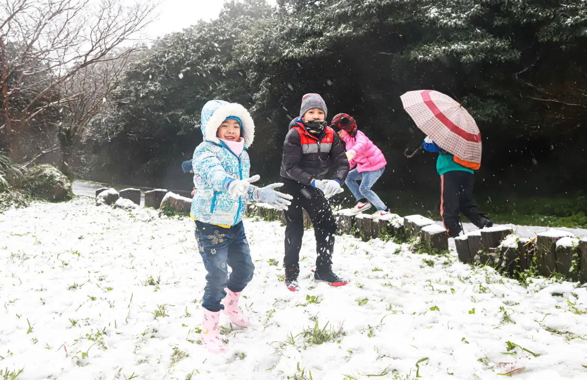 ▲濕冷空氣還沒結束！預計下週二前空曠地區可能還會出現5度低溫，氣象專家指出，3/16~3/17是今年最後一次追雪的機會。（圖／翻攝林老師氣象站臉書）