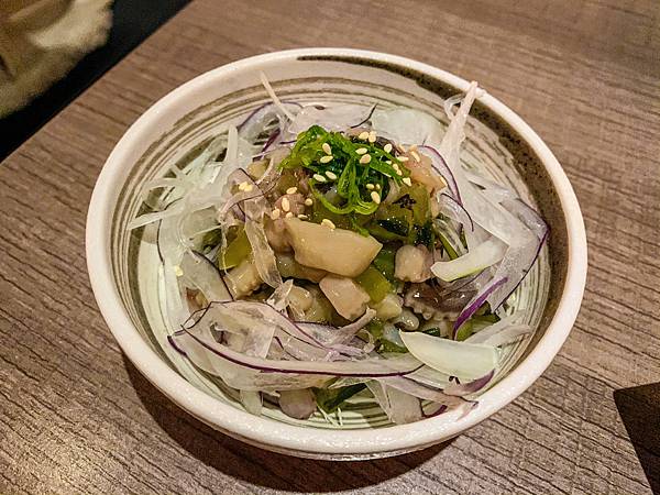 ▲這道山葵章魚是日本居酒屋的經典下酒菜。（圖／歡迎光臨，東宅 Vida Cómoda）
