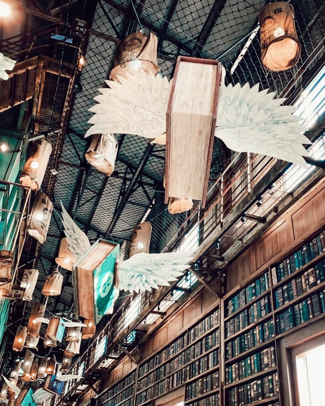 ▲The picture-perfect scenes include a magic corridor, huge windows, a flying broom, with all kinds of magical elements. (Courtesy of @jennifer.tww/Instagram)