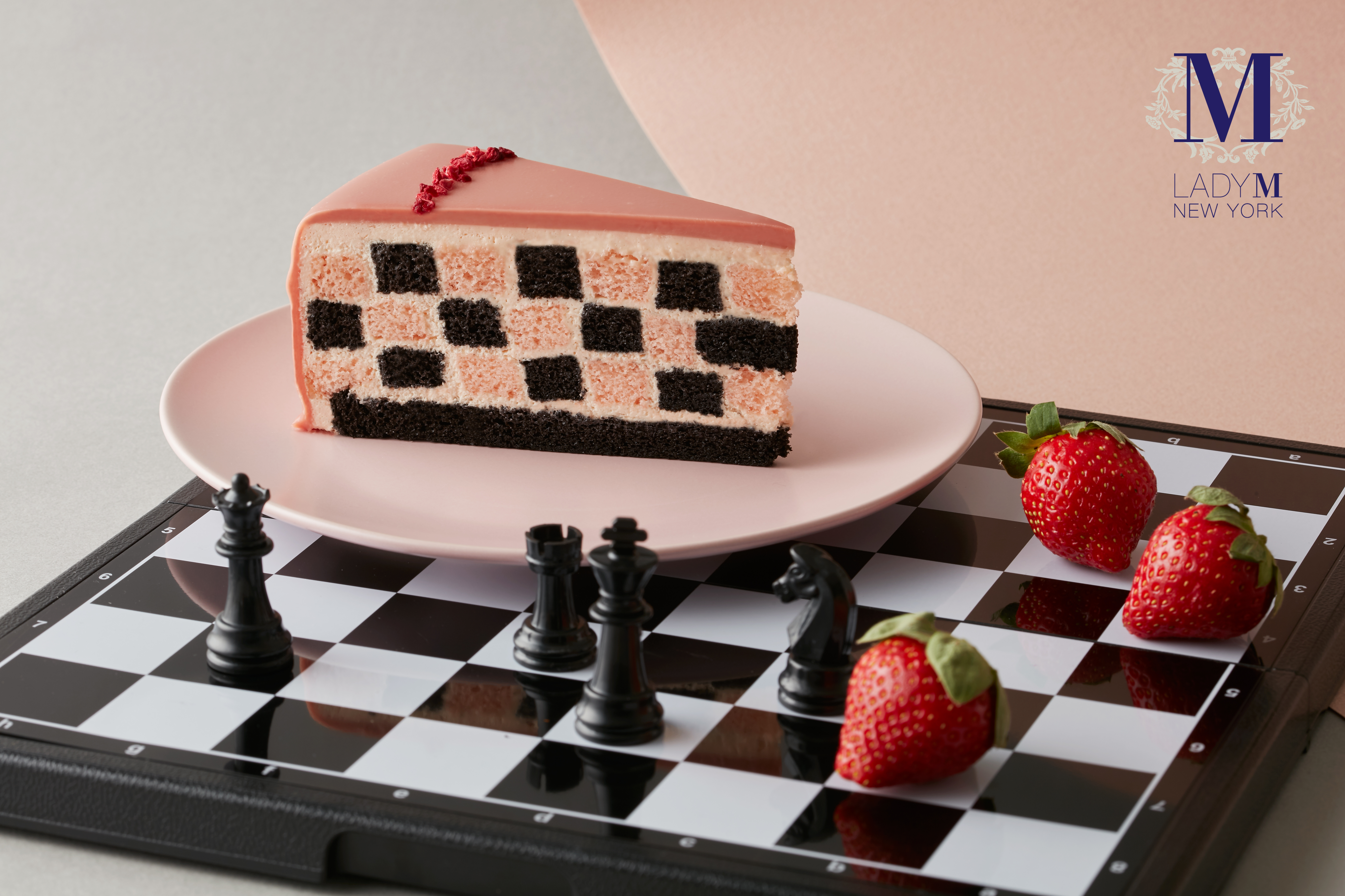 ▲Lady M草莓巧克力棋格蛋糕，外型相當吸睛。（圖／Lady M提供）