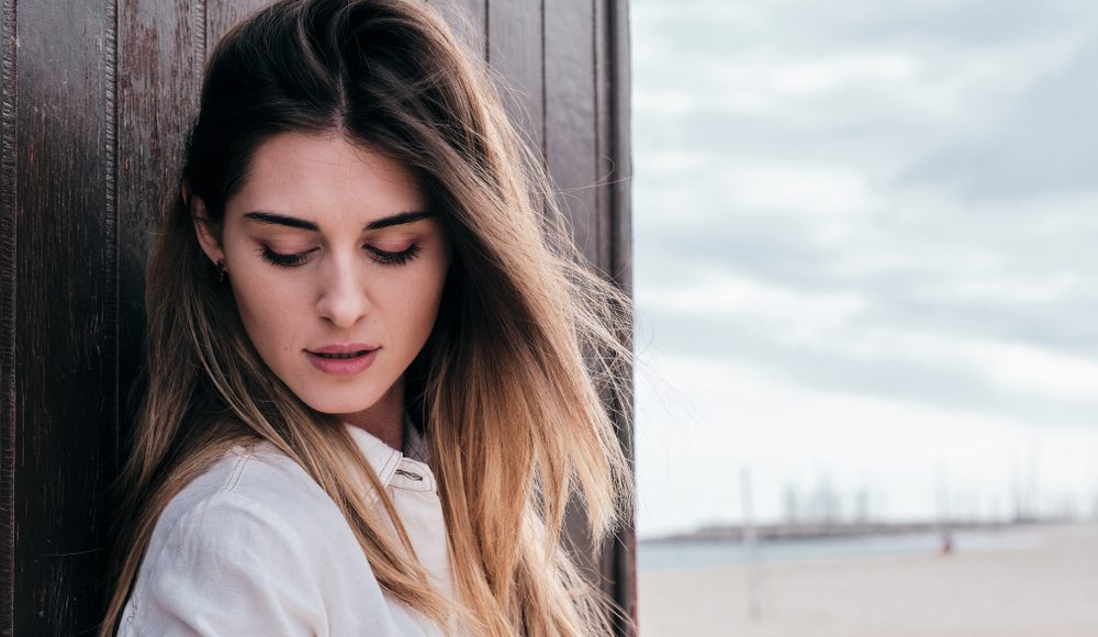  ▲愛留不住了，情感沒有依歸了，緣分挽留不下了，受傷的人僅能維繫的，是自己的尊嚴。（圖／Shutterstock）