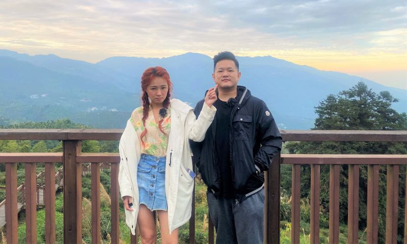 ▲詹子晴(左)、老公王惟立在阿里山約會。(圖/迪克斯娛樂)