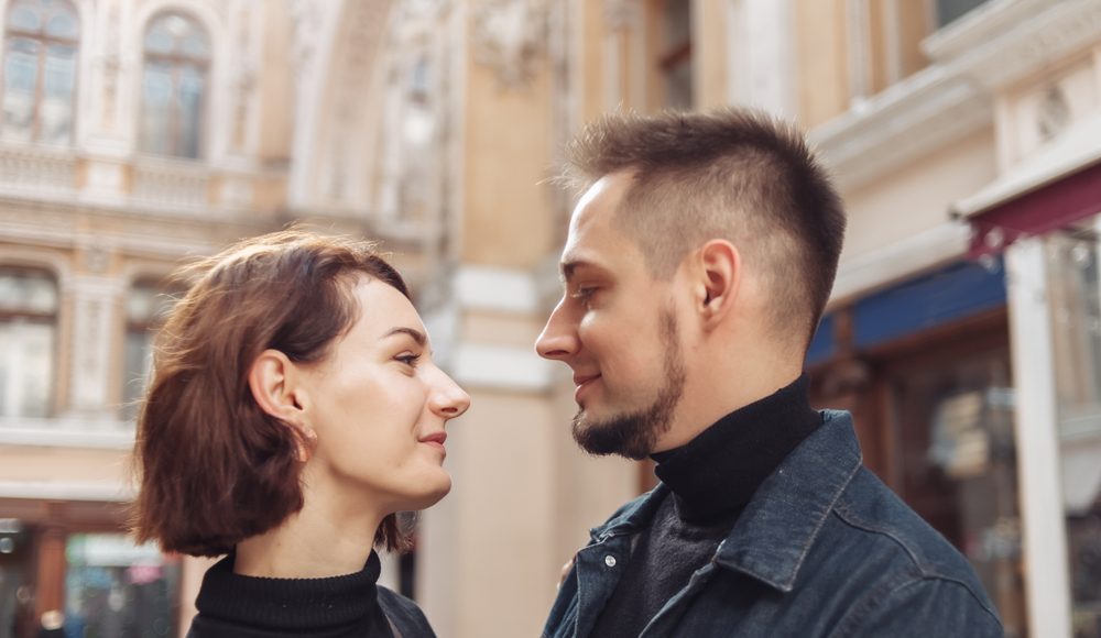  ▲女孩們請記得，約會盡量由男方提出邀請，這不是在拉抬身價，而是男生比較容易在「自己主導」的情況下心動，打開戀愛之心的開關。（圖／Shutterstock）