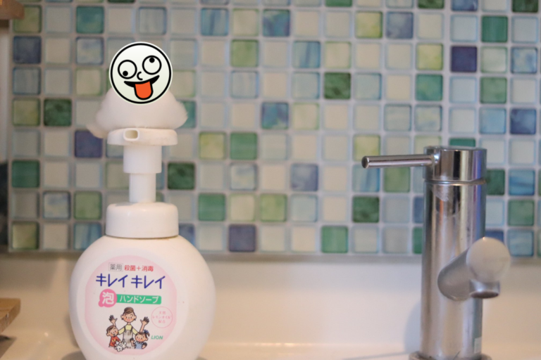 日本網友看到洗手乳上竟沾到一坨「白泡泡」（圖／Twitter@uFpfadATHlCPY9N）