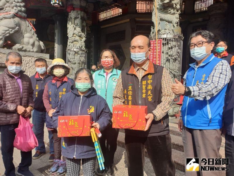 76歲阿嬤等候4小時搶第一，拿到福氣箱感謝關聖帝君，祈求福氣箱帶給全家福氣過好年。（圖／NOWnews記者金武鳳攝，2021.1.24)