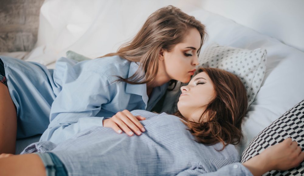 ▲女生和女生：那一天，我們的吻很悠長。（圖／shutterstock）