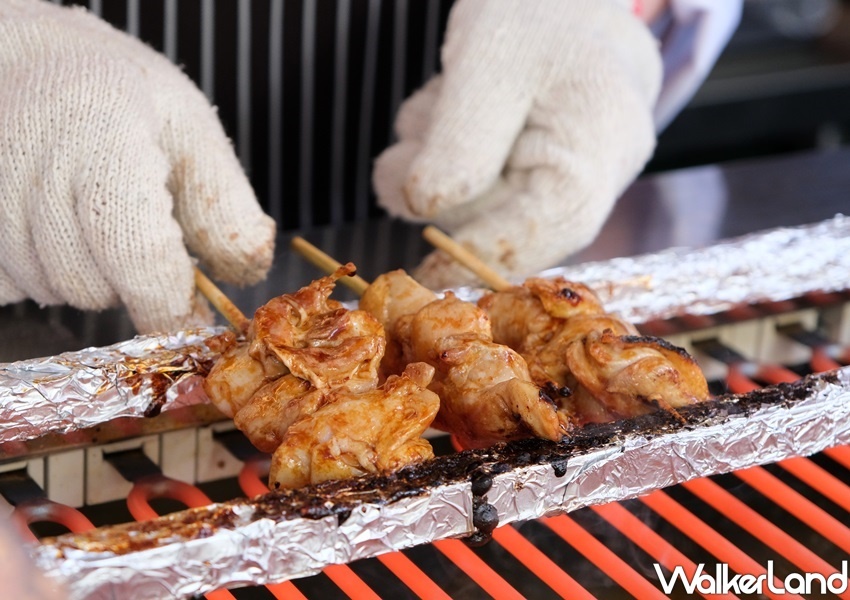 ▲在戶外佈置成「日本美食屋台」的店鋪造型，有烤甜番薯、類似大阪燒的「Don Don燒」等。（圖／WalkerLand窩客島）